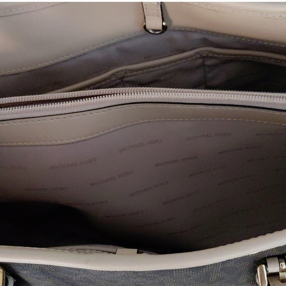 Michael kors Signature Logo Tote - Picture 7 of 16